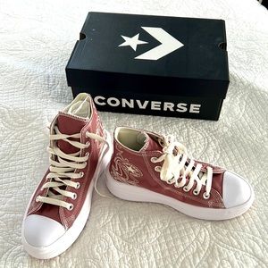 Size 6 all star platform Chuck Taylor new with box. Never worn.